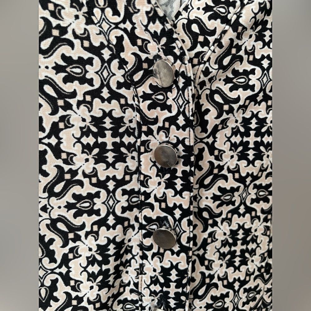 Woman’s size small dressbarn top - Picture 2 of 8